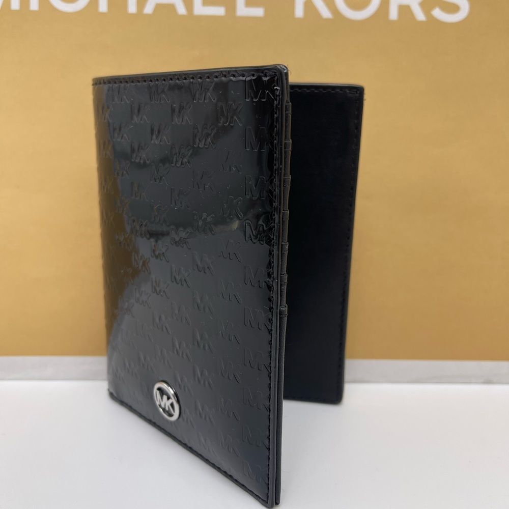 Michael Kors Jet Set Travel Md Sign Patent Logo Debossed  Passport Case
Black - Picture 2 of 16